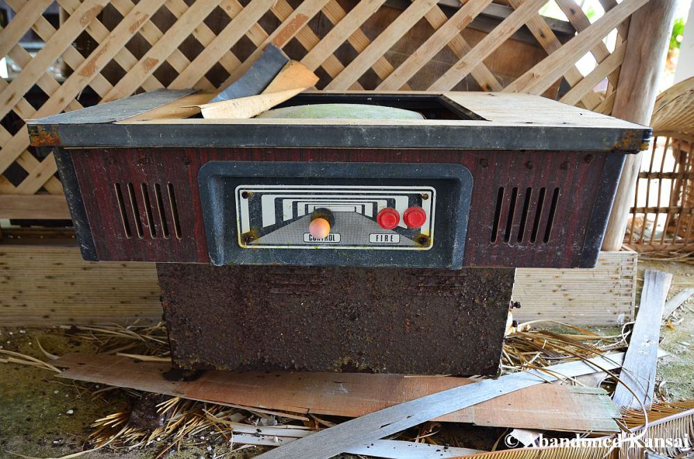 abandoned-table-video-game-machine